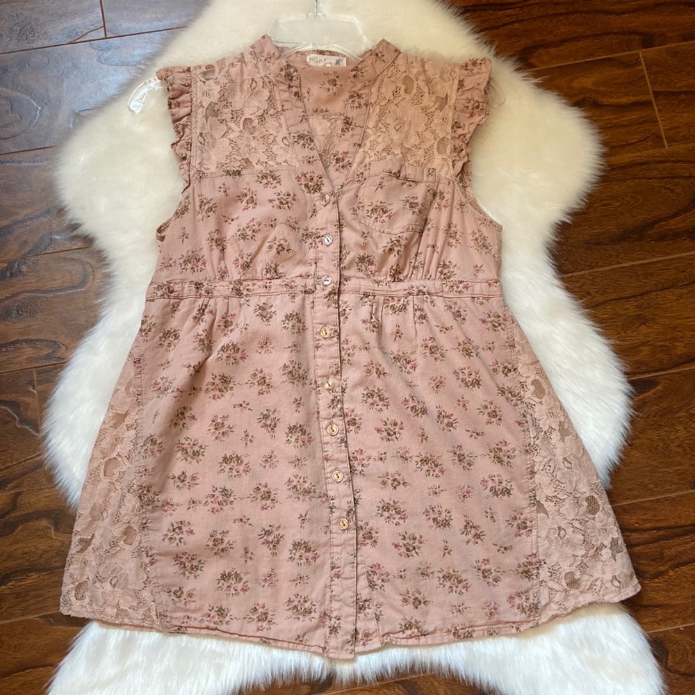 EUC Cute floral sleeves top with lace detailing.